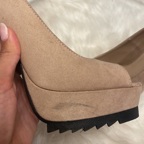 Tan heels - Picture 4 of 4